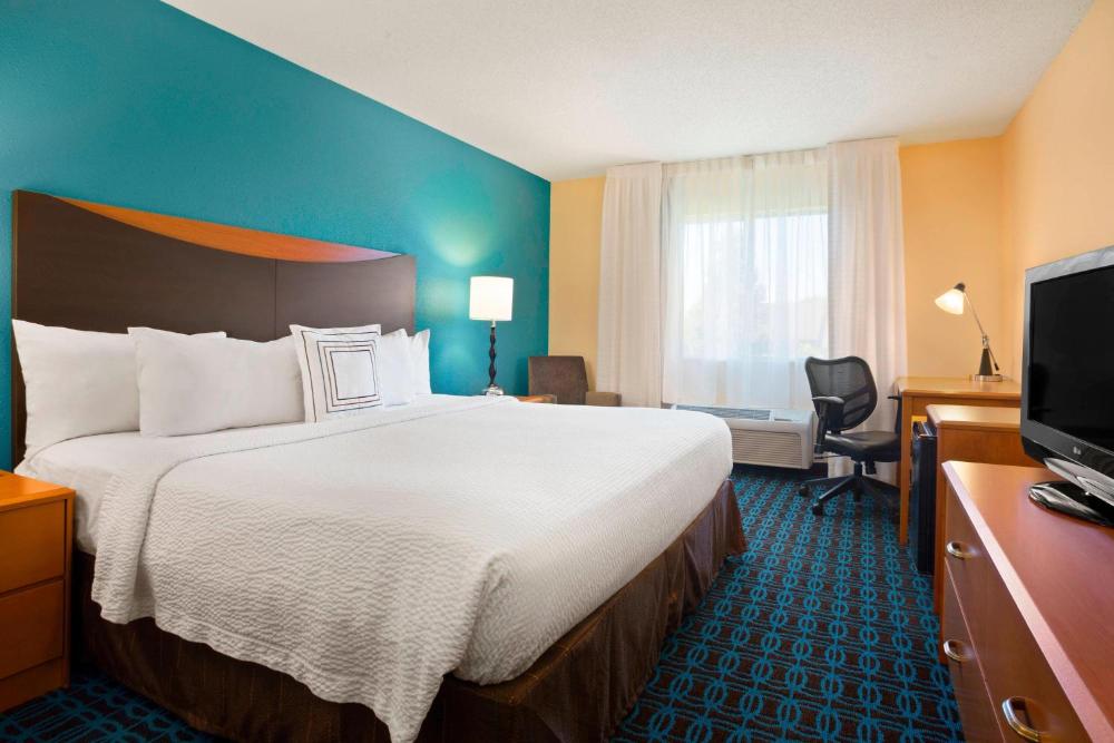 King Room with Roll-in Shower - Mobility and Hearing Accessible interior